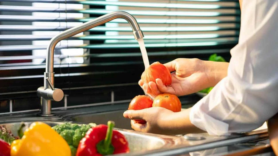 CUIDADOS. Se debe lavar bien las frutas y verduras antes de consumirlas.