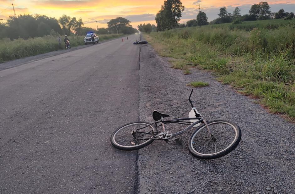 Perdió el control de su bicicleta y fue embestido por un motociclista