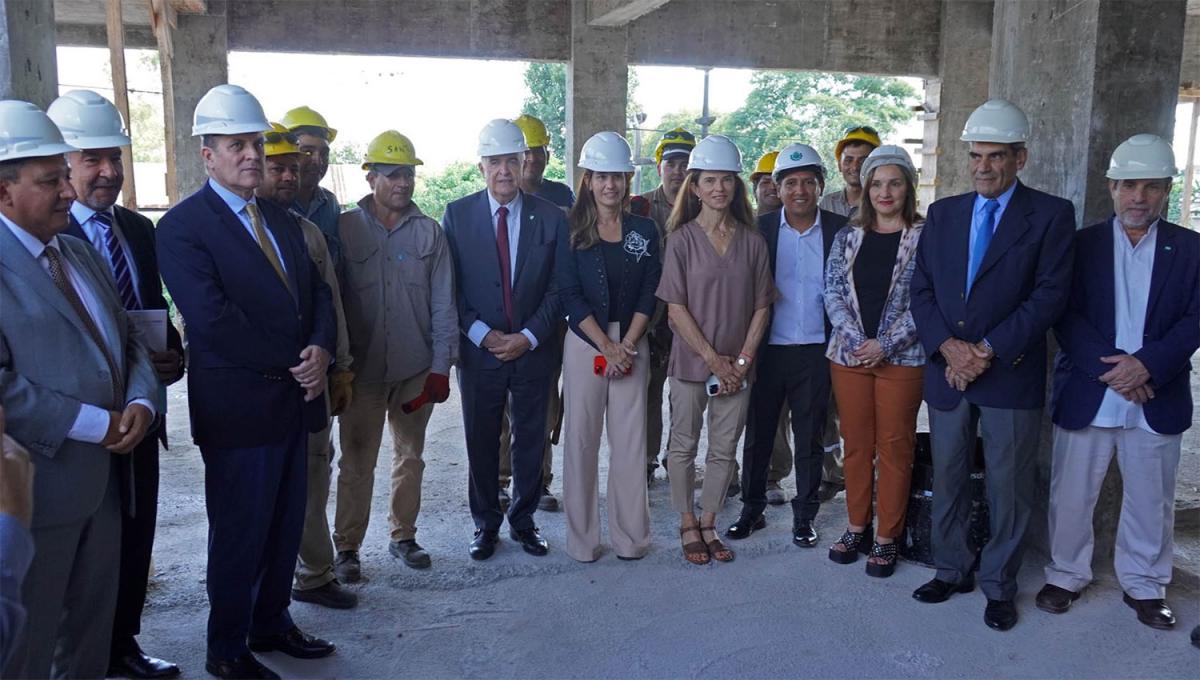 RECORRIDA. El gobernador Osvaldo Jaldo y los integrantes de la Corte Suprema supervisaron las obras del Centro Judicial del Este.