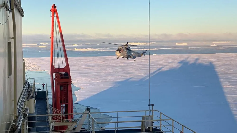 Base Belgrano II, la llegada del rompehielos Irizar.