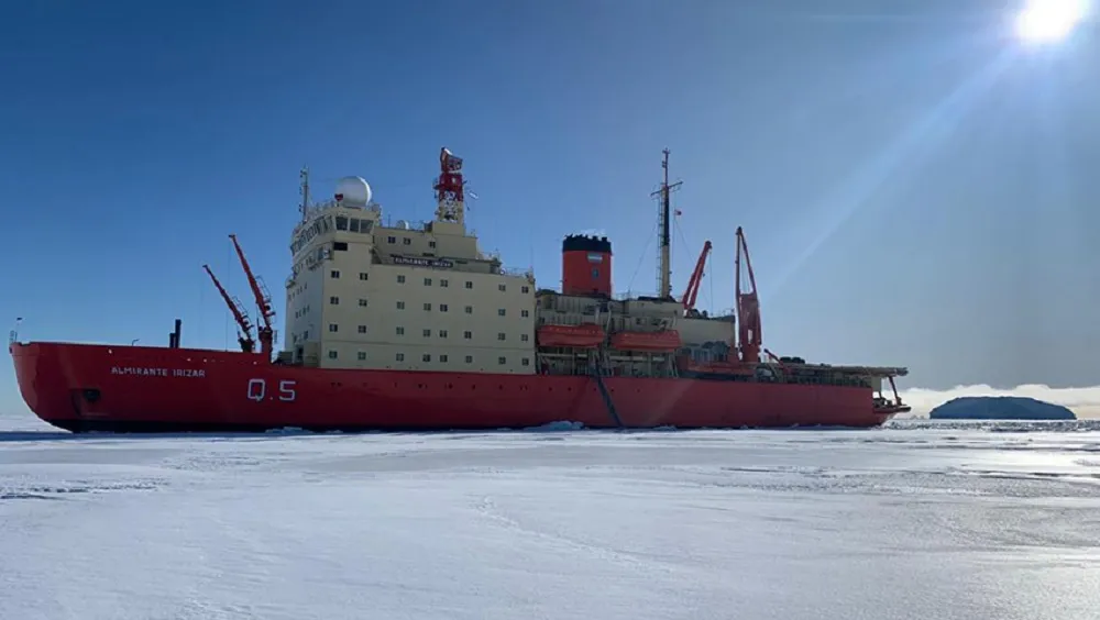 El rompehielos Irízar en su Campaña 2023/2024.