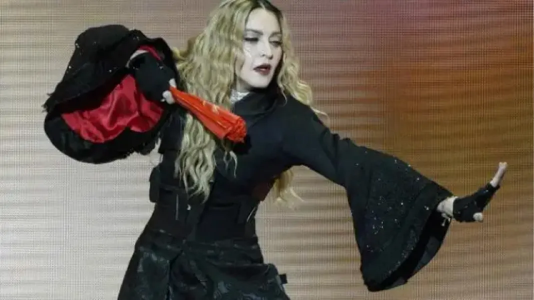Video: Madonna cayó en el escenario durante un concierto de su tour