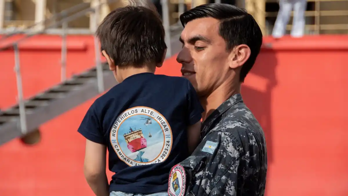 28 de diciembre de 2023: El buque Irízar zarpa desde el Puerto de Buenos Aires.