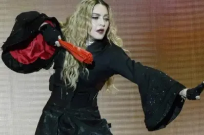 Video: Madonna cayó en el escenario durante un concierto de su tour