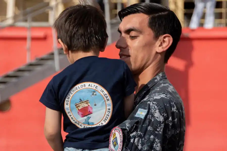 28 de diciembre de 2023: El buque Irízar zarpa desde el Puerto de Buenos Aires.