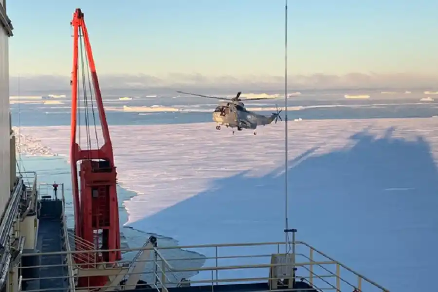Base Belgrano II, la llegada del rompehielos Irizar.
