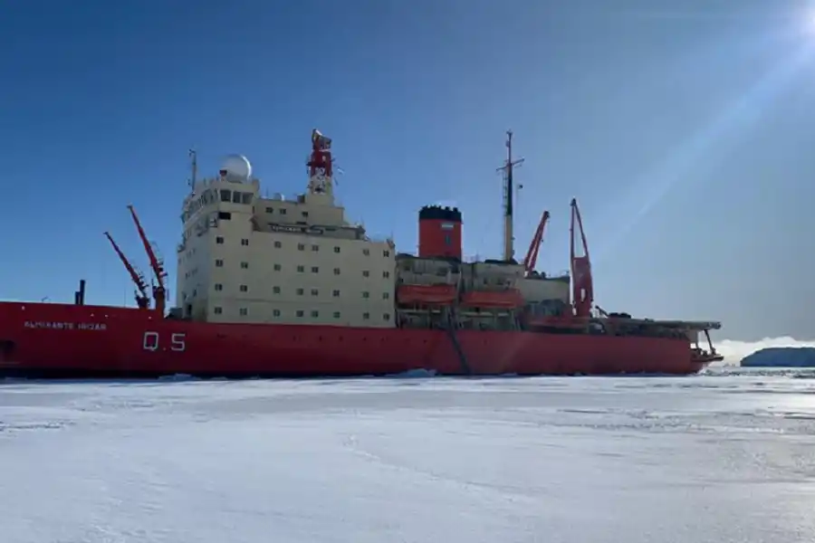 El rompehielos Irízar en su Campaña 2023/2024.