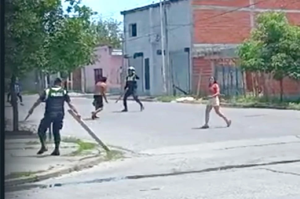 MÁXIMA TENSIÓN. Un policía toma un palo en uno de los momentos más álgidos de la violenta pelea que se registró en Monteros. imagen de video