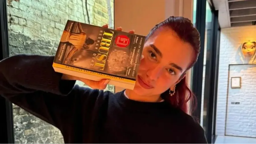 Dua Lipa recomendó un libro del argentino Hernán Díaz