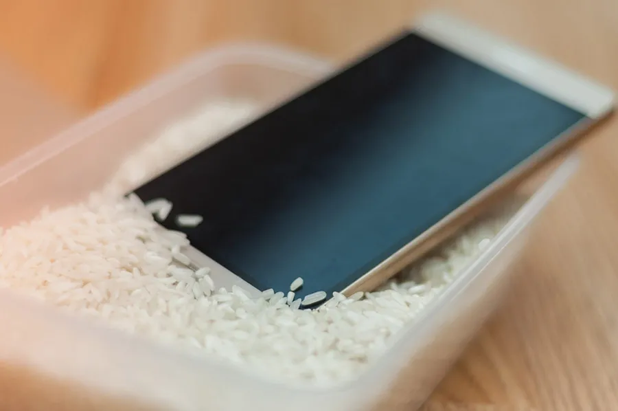 Apple desaconseja secar los iPhones con arroz