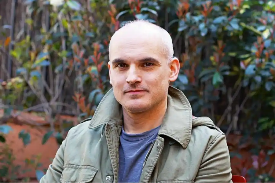 Hernán Díaz, el autor argentino recomendado por Dua Lipa