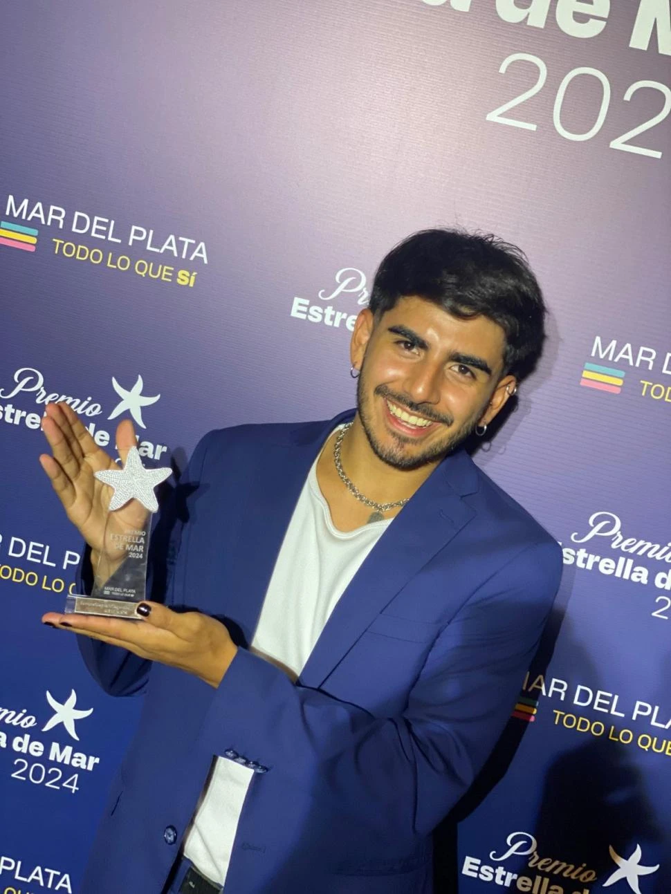 REVELACIÓN. Leonardo Gallardo junto al premio Estrella de Mar.
