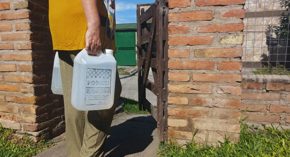  EL ÚNICO RECURSO. Los bidones y las botelas se han vuelto los alidos de los vecinos en la crisis del agua.