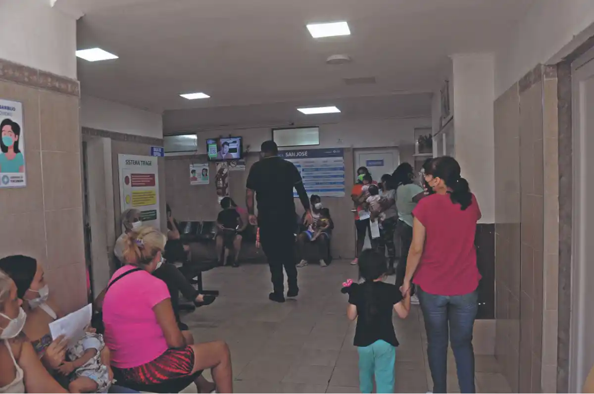 SALA DE ESPERA. En la policlínica e San José atienden por semana cientos de casos de pacientes con síntomas de dengue. LA GACETA / FOTO ANTONIO FERRONI.