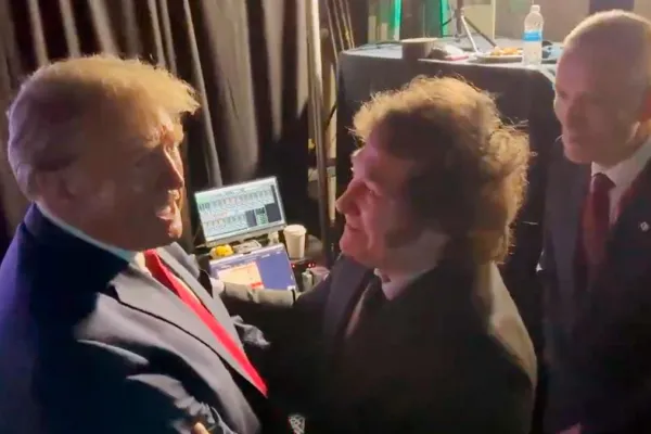 Video: el abrazo entre Javier Milei y Donald Trump durante la cumbre conservadora
