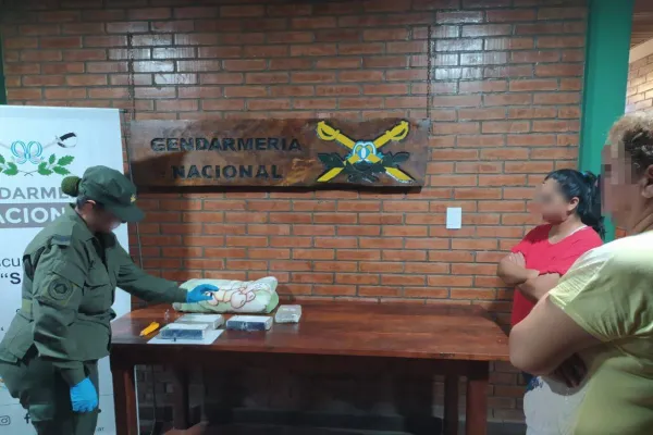 Cubría a su hijo con una manta que ocultaba cocaína