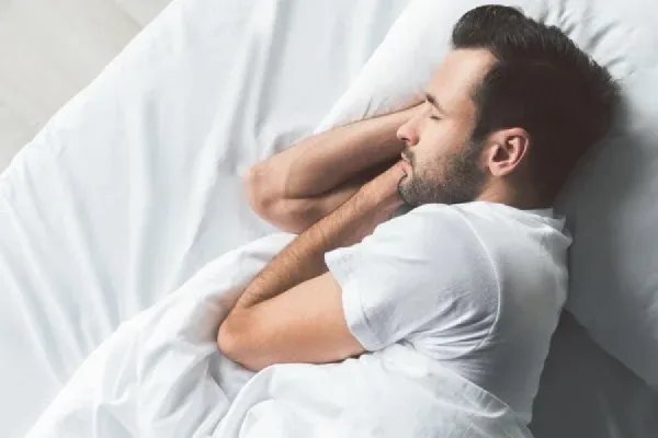 Dormir mejor: el ejercicio que con solo una sesión puede ayudarte a conciliar el sueño más rápido