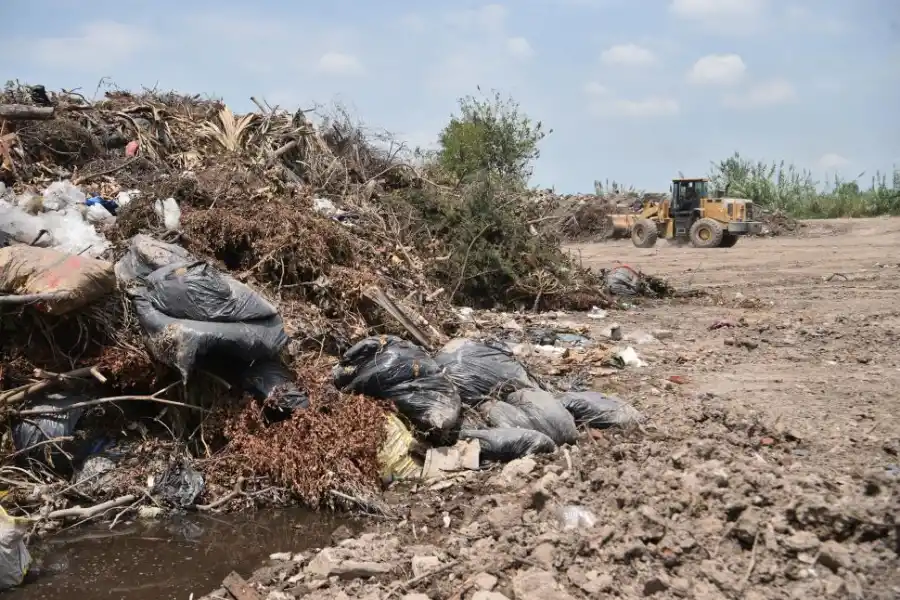 BASURA DE TODO TIPO. Las maquinas recolectoras de la municipalidad de Yerba Buena trabajan en la zona.