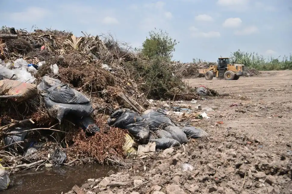 BASURA DE TODO TIPO. Las maquinas recolectoras de la municipalidad de Yerba Buena trabajan en la zona.