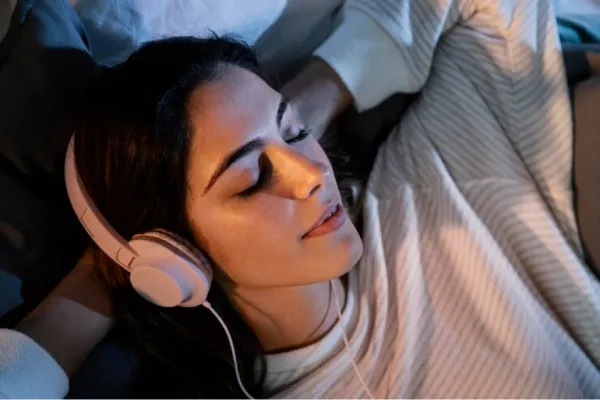 ASMR: los videos con sonidos que ayudan a conciliar el sueño y a reducir la ansiedad