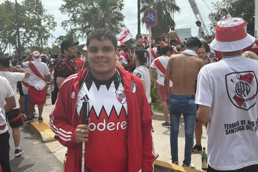 ALEGRÍA. Nicolás Ferreyra está preparado para alentar desde las tribunas.