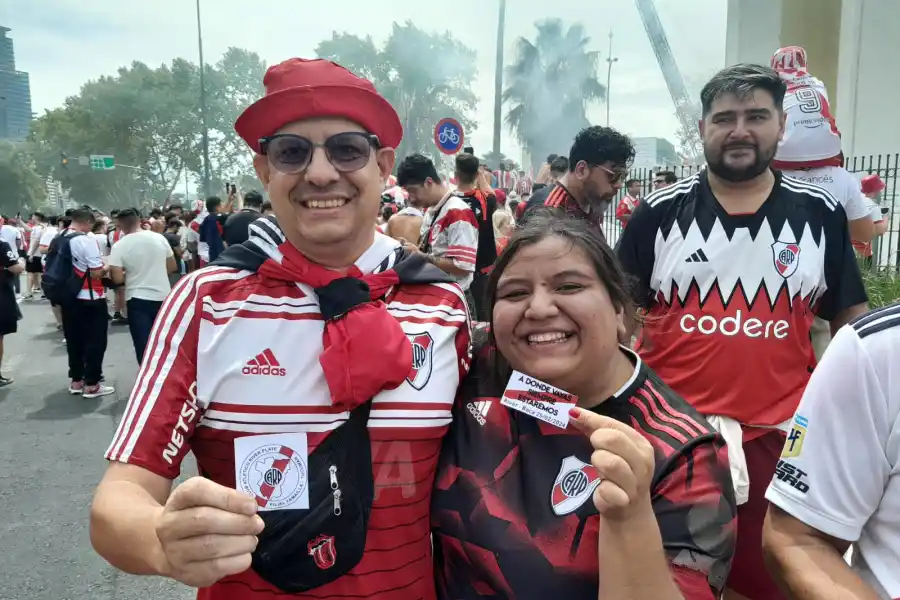 FELICIDAD TOTAL. Esta pareja de tucumanos posa con cartelitos alusivos a la Filial de Famaillá.