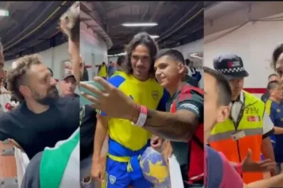 Los hinchas de River Plate se fotografiaron con un jugador de Boca Juniors