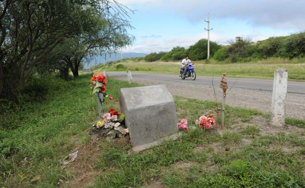 EL LUGAR. El cuerpo de Paulina Lebbos fue encontrado a la vera de la ruta que conduce a Raco, varios días después de su desaparición. 