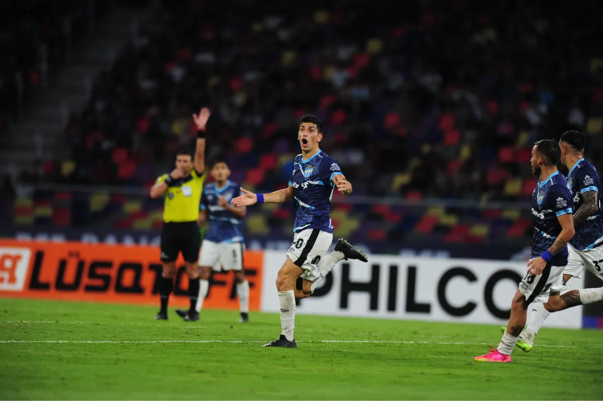 ANULADO. Con la intervención del VAR, Merlos no convalidó un gol de Atlético.