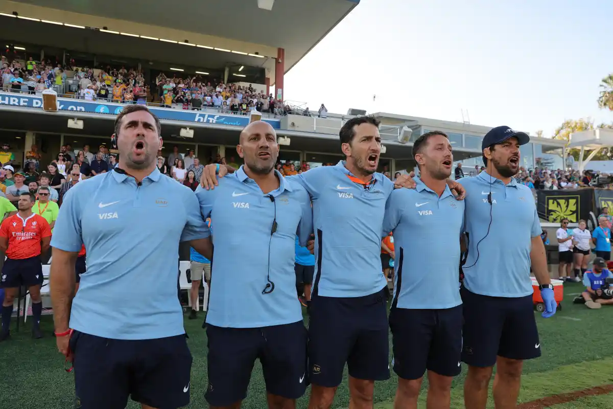 STAFF COMPLETO. Juan Galarraga (preparador físico), Gravano (entrenador asistente), Gómez Cora (head coach), Tomás Romero (manager) y Julián Ferraris (fisioterapeuta) entonan el himno. 