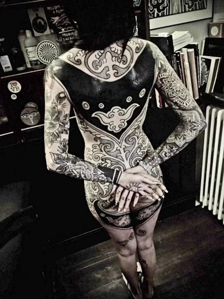 2016. Cande se tatúa con el prestigioso artista Guy Le Tattoer y poco a poco comienza a completar su cuerpo de estas obras. 