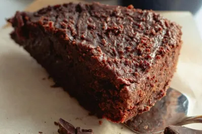 Cómo preparar un bizcochuelo de chocolate sin harina ni horno