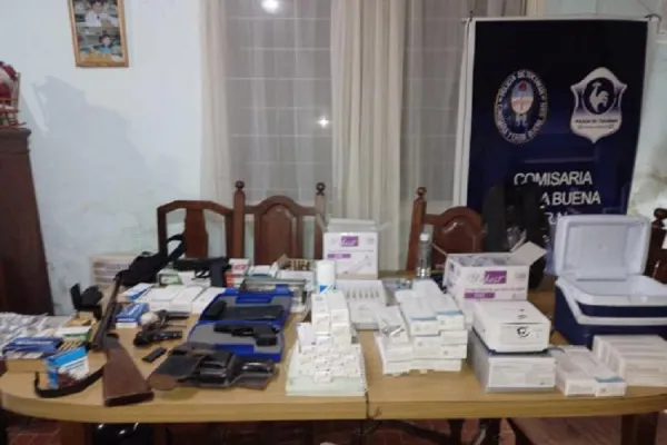 Yerba Buena: secuestran vacunas, recetas y hasta armas de fuego en la casa de un médico “trucho”