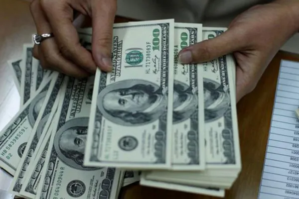 El dólar blue retrocedió 10 unidades y finalizó a $1.070