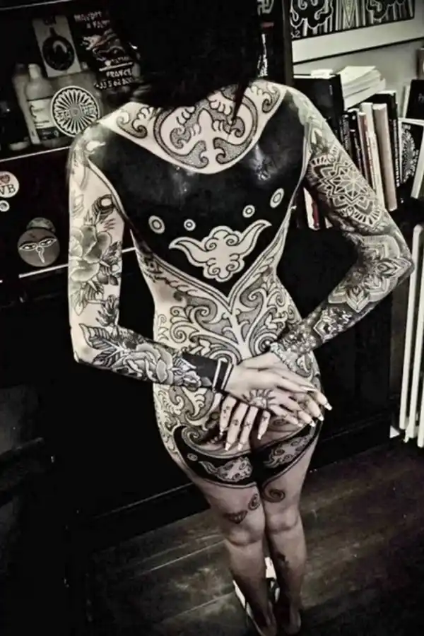 2016. Cande se tatúa con el prestigioso artista Guy Le Tattoer y poco a poco comienza a completar su cuerpo de estas obras. 