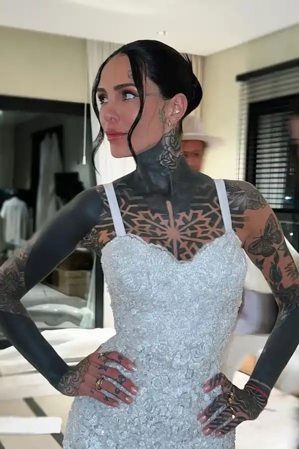 2024. Cande con su vestido antes de colocarse las mangas que tapaban sus tatuajes.