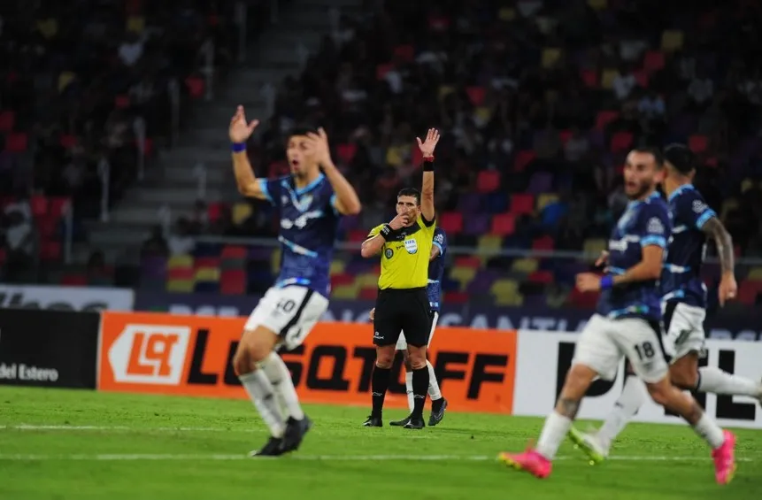 NO VALE. Luego de la revisión del VAR, Andrés Merlos anuló el gol de Justo Giani, que no lo puede creer. Foto: Diego Aráoz