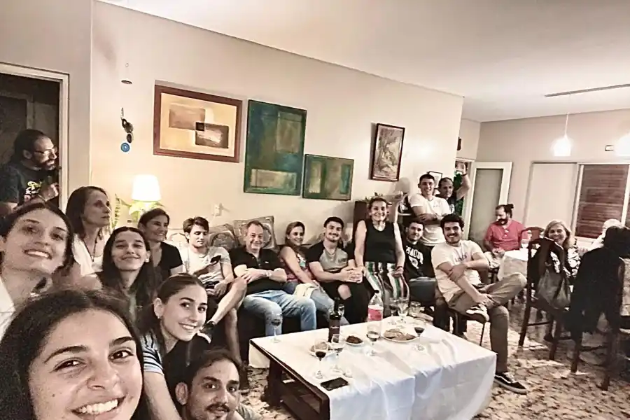EN TUCUMÁN. Los familiares de Gravano se reunieron para festejar el cumpleaños de su mamá y ver la final que se jugó en tierras canadienses. 