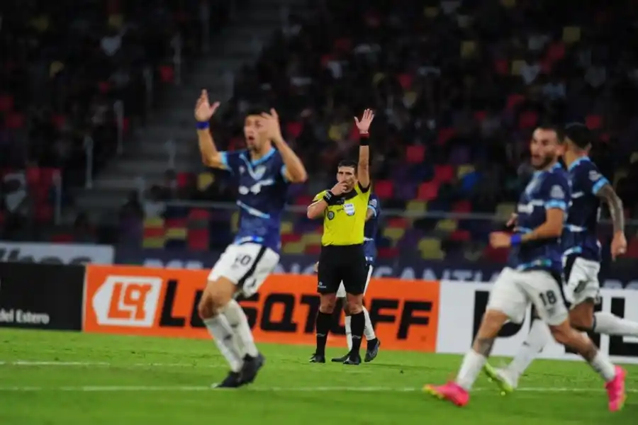 NO VALE. Luego de la revisión del VAR, Andrés Merlos anuló el gol de Justo Giani, que no lo puede creer. Foto: Diego Aráoz