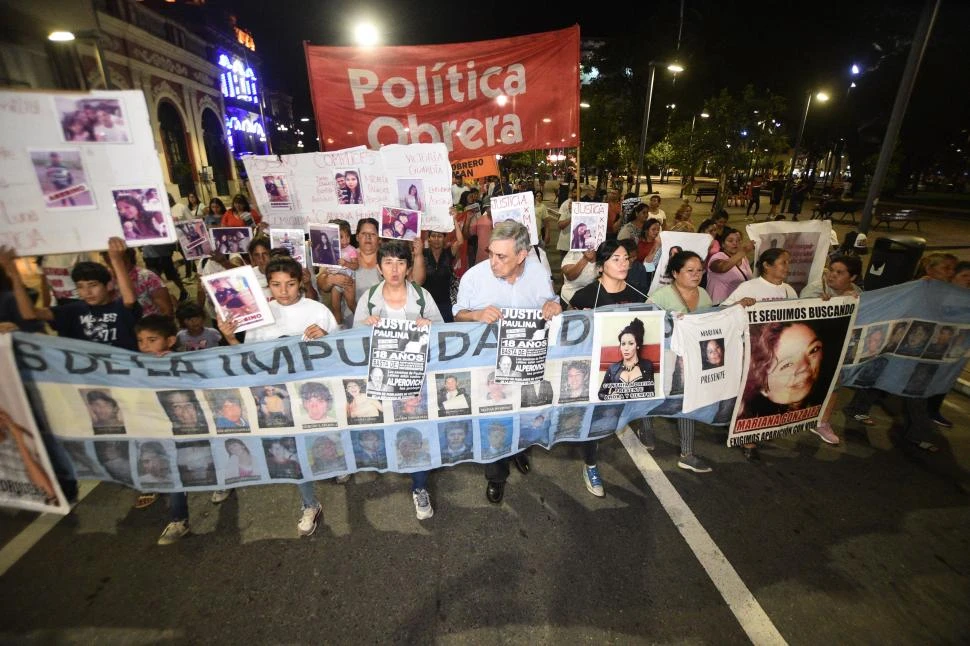 EL RECLAMO. Los familiares de víctimas de impunidad marcharon junto al padre de Paulina para hacer visible su reclamo de respuestas. 