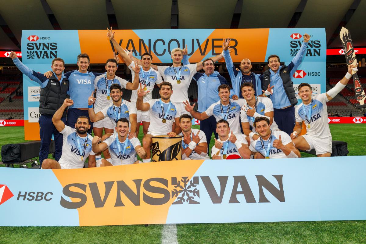 EN CANADÁ. Equipo y plantel festejan con sus medallas y copa el título logrado en Vancouver.