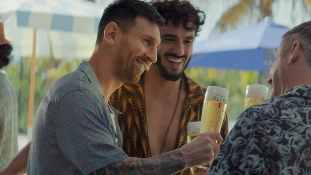 TALENTO. Cortés Ayusa sonríe en el comercial mientras Messi charla, cerveza de por medio.