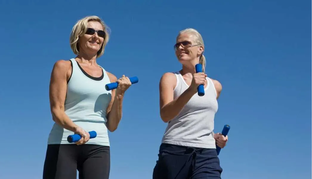 ¿Cuánto tiempo deben hacer ejercicio las personas mayores de 50 años?