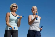 ¿Cuánto tiempo deben hacer ejercicio las personas mayores de 50 años?