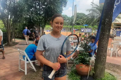 Con el deporte en la sangre: es hija de deportistas de elite y vino a Tucumán para consagrarse en el circuito ITF