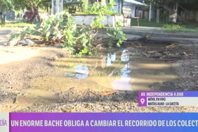 Un enorme bache en avenida Independencia obliga a cambiar el recorrido de los colectivos