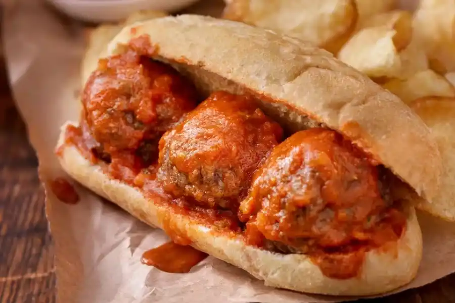 El consumo de productos ultraprocesados puede hacer que las personas no perciban que están superando el límite diario de sal recomendado (Getty)