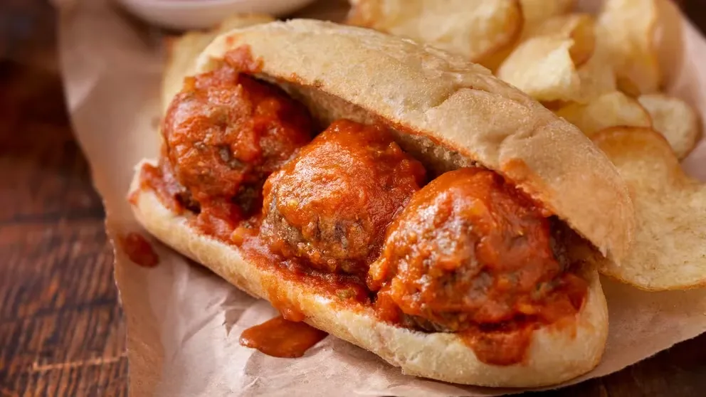 El consumo de productos ultraprocesados puede hacer que las personas no perciban que están superando el límite diario de sal recomendado (Getty)