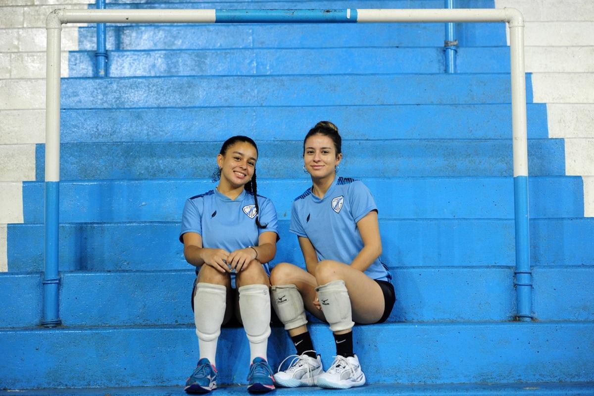 SU OTRA CASA. Martina y Constanza comparten su tiempo libre en la cancha de Tucumán de Gimnasia. 