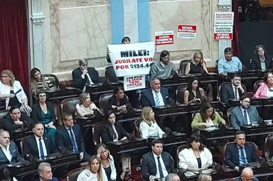 El cartel que levantó la izquierda en el Congreso: “Milei, jubilate vos con $134.440″